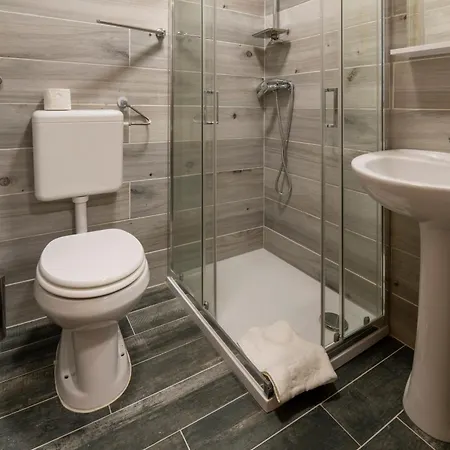Casa Garibaldi - With Private Bathrooms Petrovija